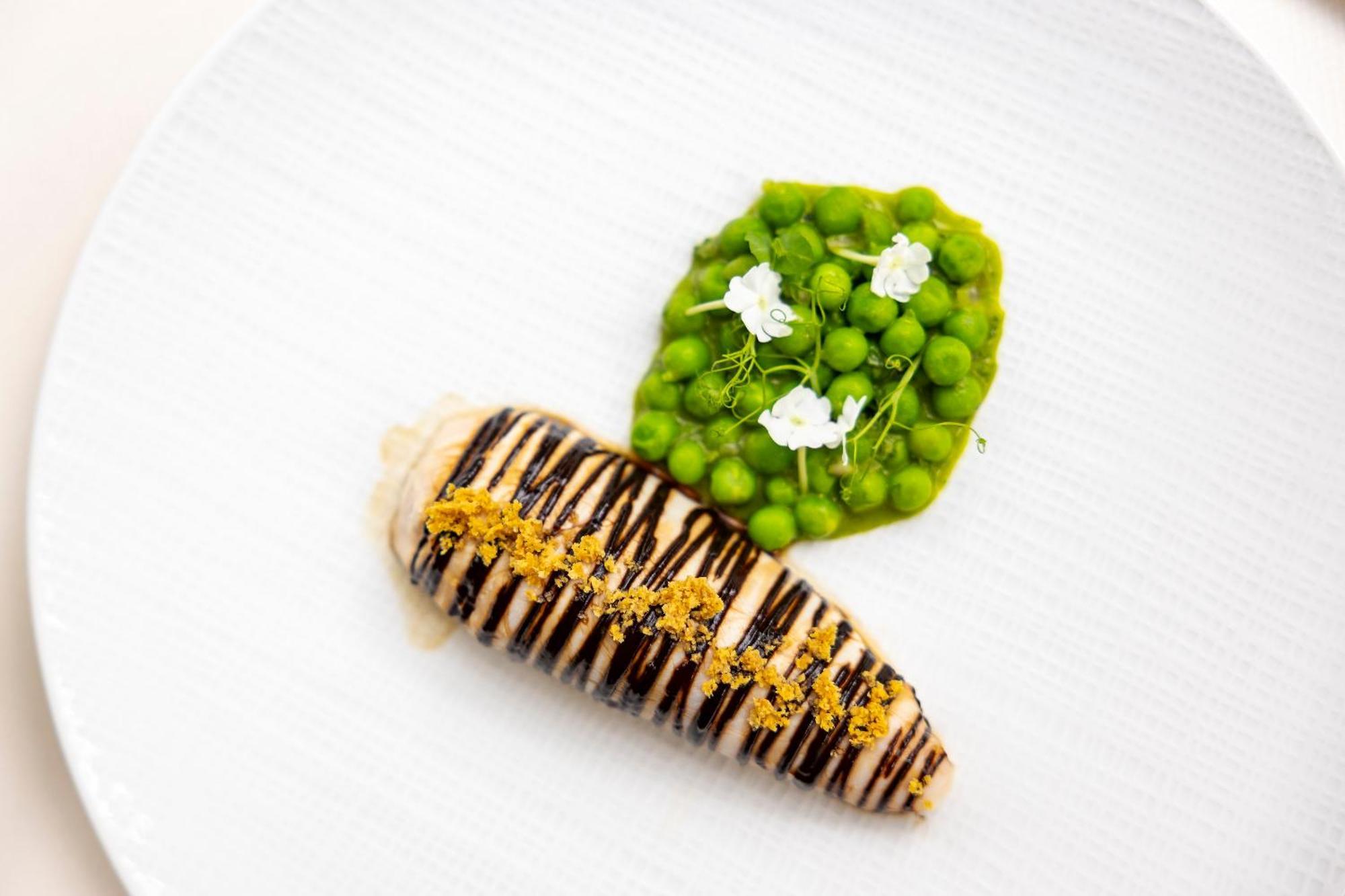 Hostellerie Briqueterie & Spa Champagne Vinay  Eksteriør bilde A dish by Chef Grant Achatz