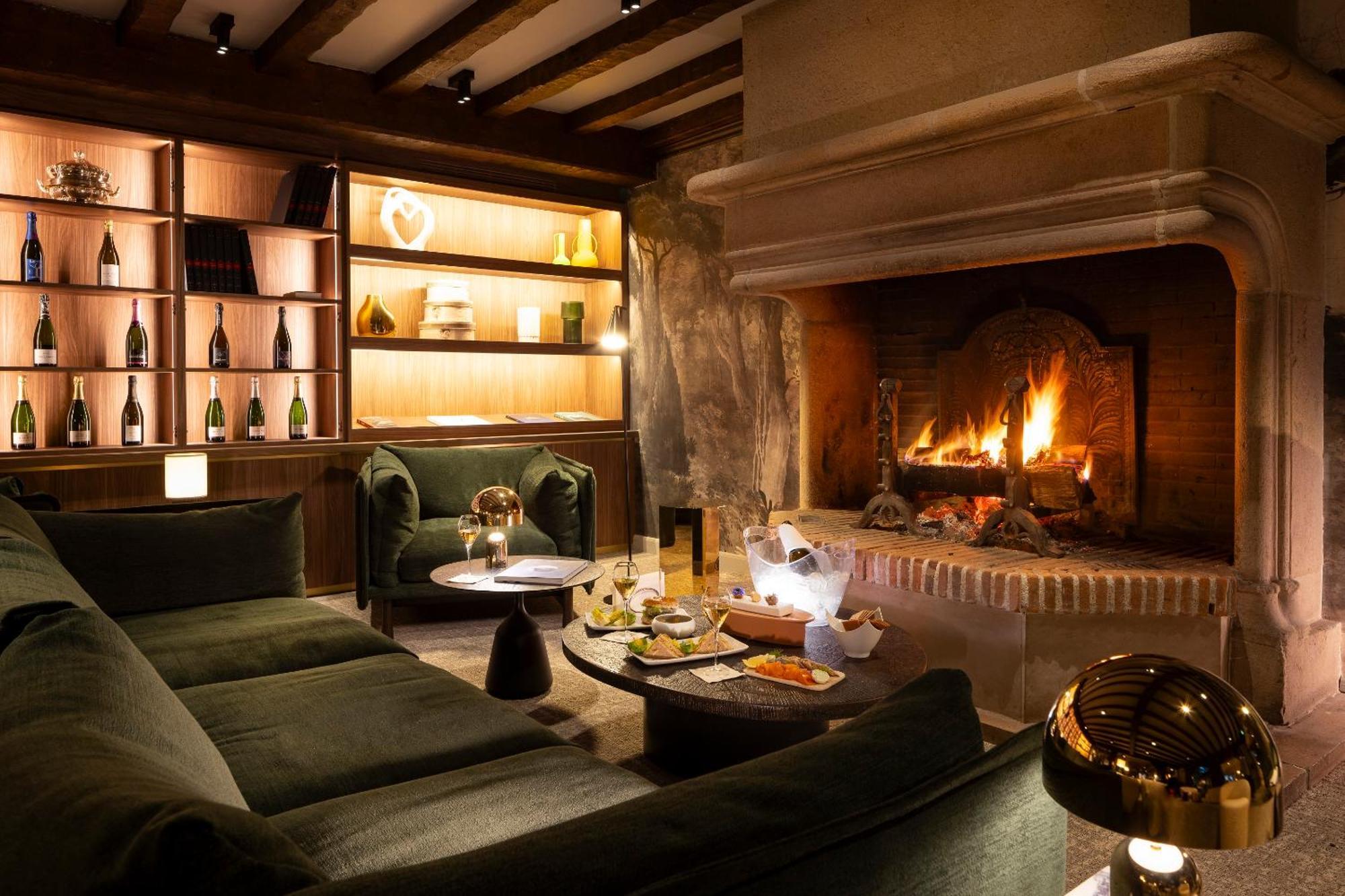 Hostellerie Briqueterie & Spa Champagne Vinay  Eksteriør bilde The fireplace at the bar