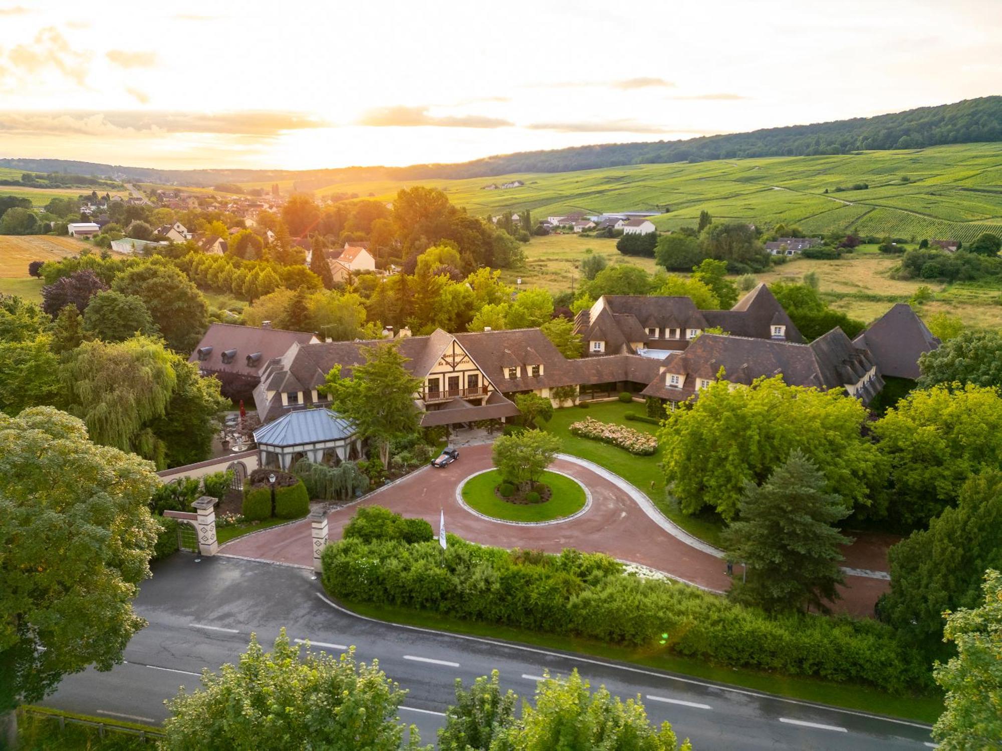 Hostellerie Briqueterie & Spa Champagne Vinay  Eksteriør bilde Aerial view of the hotel
